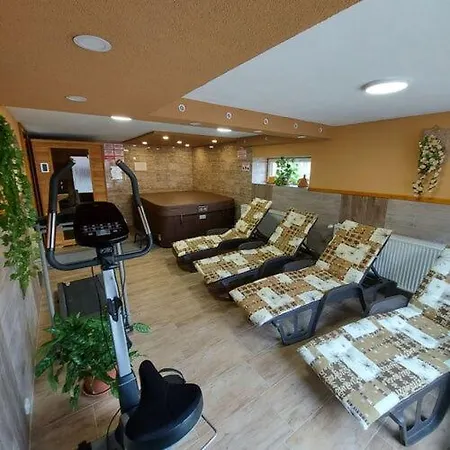 Fenyves Vendeghaz بيت للعطل